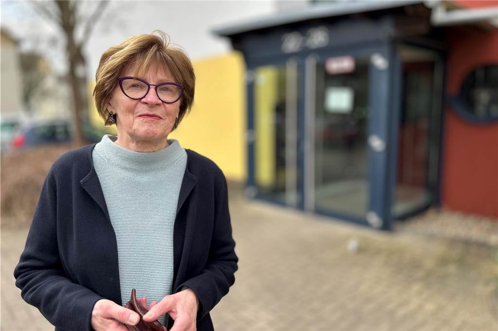 Dorothea Stratmann steht vor der Parkresidenz in Lünen.