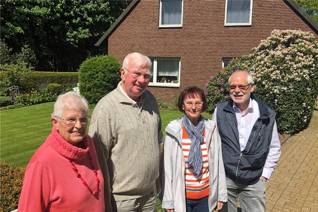 Darum stockt der Zeitplan beim Neu- und Umbau am Marienheim der Caritas in Schermbeck Dorothea und Hugo Baumeister sowie Angelika und Hermann Vogt (v.l.) würden gerne in eine der geplanten altengerechten Wohnungen am Marienheim ziehen. Aber dafür liegt noch keine Baugenehmigung vor.