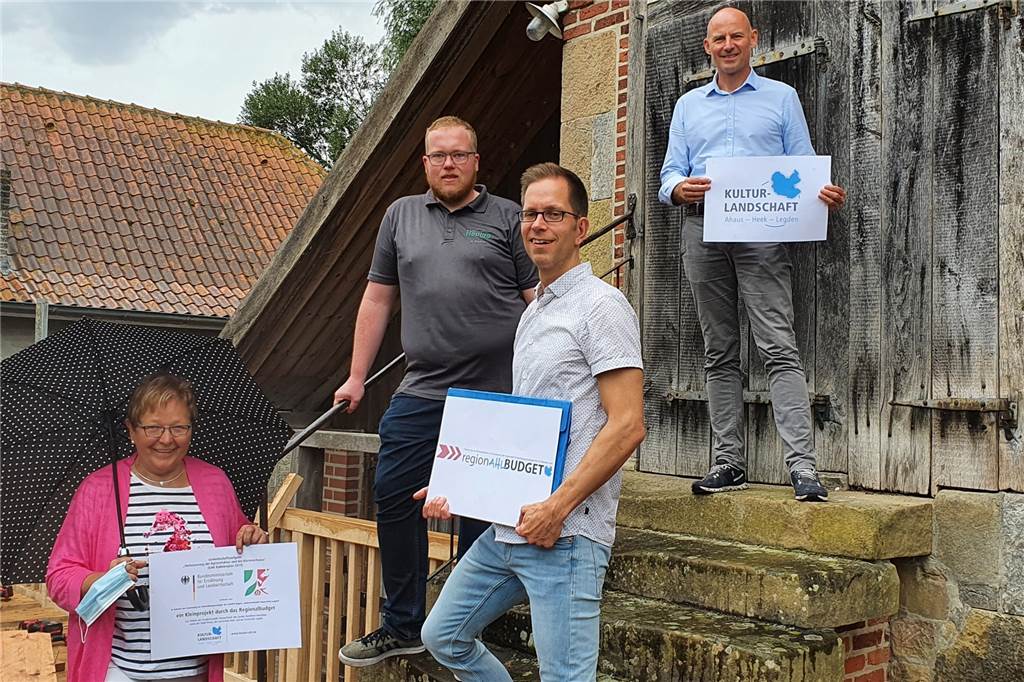 Zwei Tonnen Holz: Brücke der historischen Wassermühle wird runderneuert Dorothee Brüggemann, Heusing Junior, Dominik Olbrich und Bürgermeister Franz-Josef Weilinghoff (r.) sind froh, dass die Brücke wieder im neuen Glanz erstrahlt.