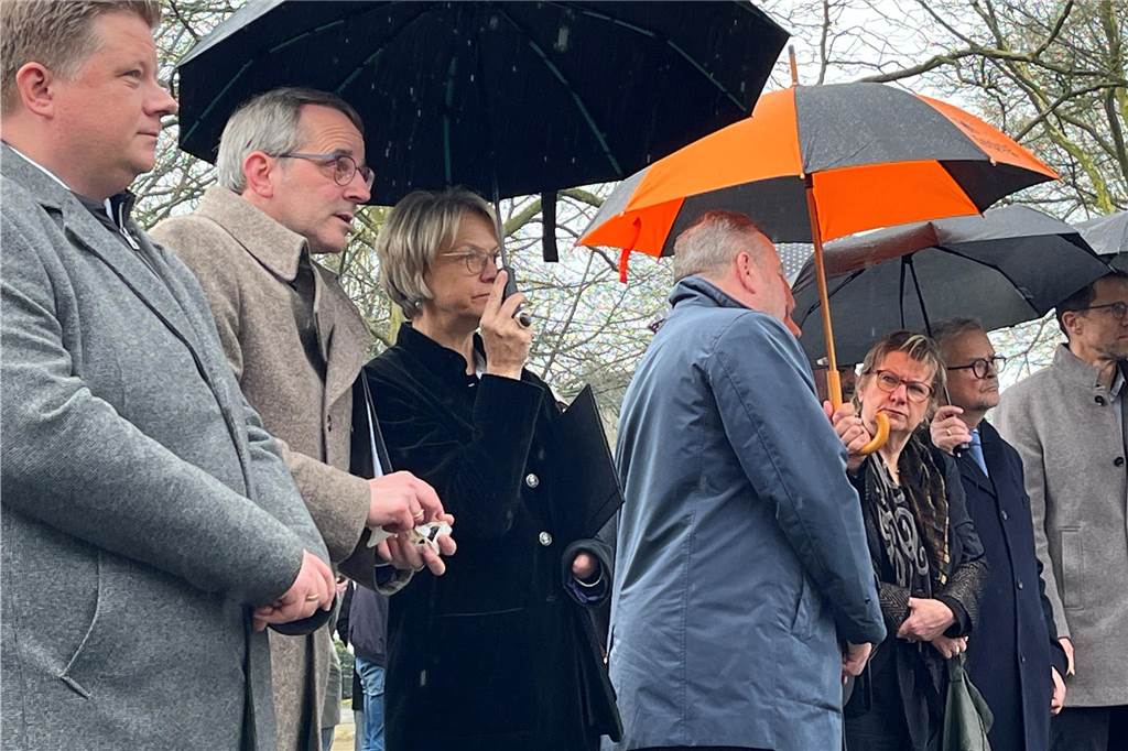 Zehn Jahre nach dem Flugzeugabsturz: „Trage meine Tochter im Herzen“ Gäste der Gedenkveranstaltung für die Opfer des Germanwings-Absturzes in Haltern, darunter NRW-Schulministerin Dorothee Feller und ihre Vorgängerin Sylvia Löhrmann.