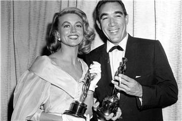 Dorothy Malone und der Schauspieler Anthony Quinn posieren im Jahr 1957 bei den Academy Awards in Los Angeles mit ihren Oscars. Foto: AP/dpa/Archiv