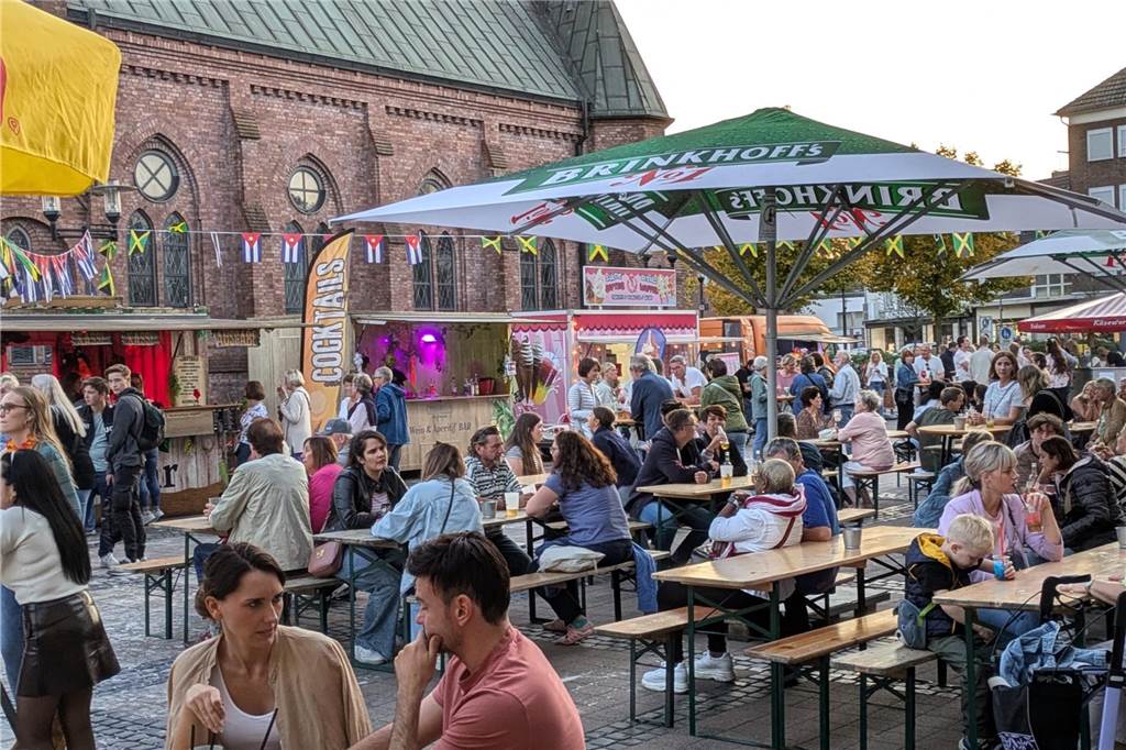 "Dorsten karibisch" fand bei schönstem Spätsommer-Wetter auf dem Platz der Deutschen Einheit statt.