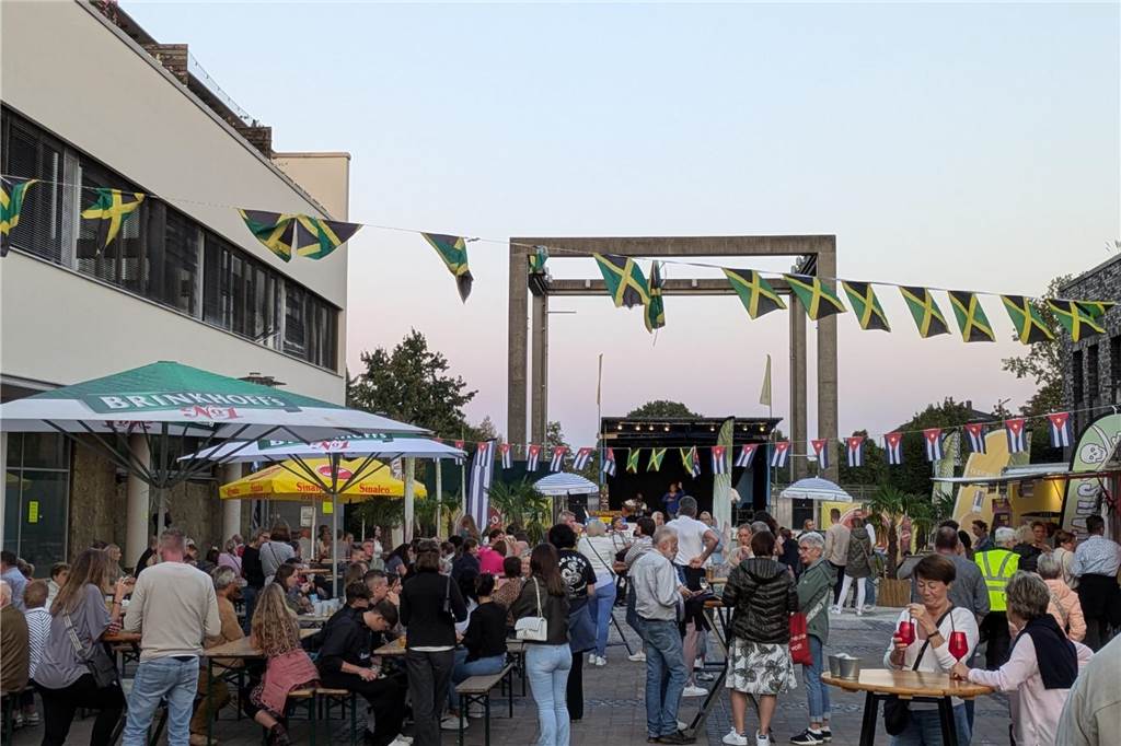 "Dorsten karibisch" fand bei schönstem Spätsommer-Wetter auf dem Platz der Deutschen Einheit statt.