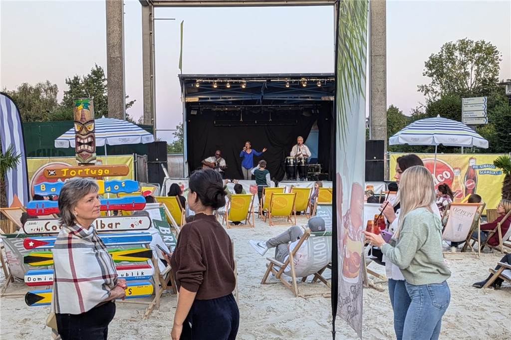 "Dorsten karibisch" fand bei schönstem Spätsommer-Wetter auf dem Platz der Deutschen Einheit statt.