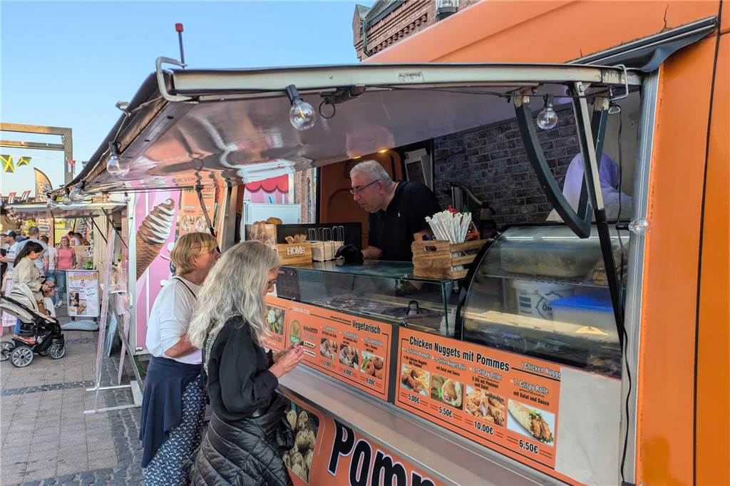 "Dorsten karibisch" fand bei schönstem Spätsommer-Wetter auf dem Platz der Deutschen Einheit statt.