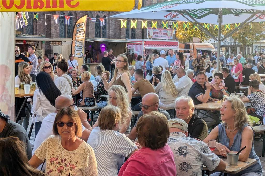 "Dorsten karibisch" fand bei schönstem Spätsommer-Wetter auf dem Platz der Deutschen Einheit statt.