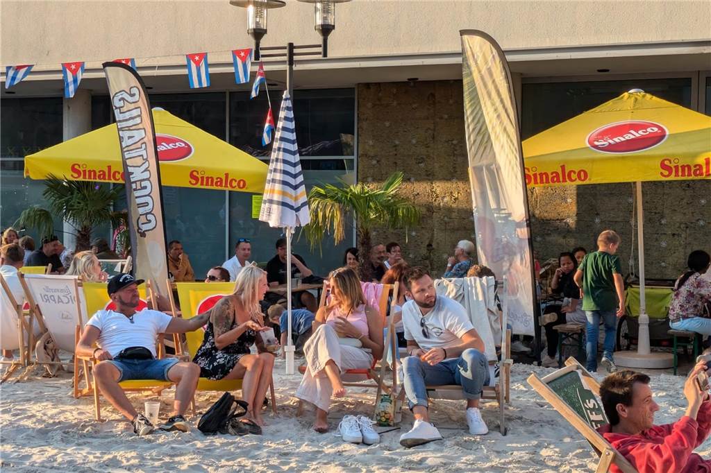 "Dorsten karibisch" fand bei schönstem Spätsommer-Wetter auf dem Platz der Deutschen Einheit statt.