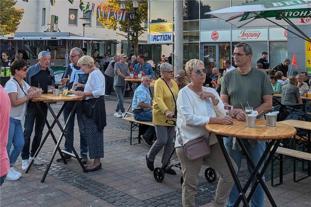 "Dorsten karibisch" fand bei schönstem Spätsommer-Wetter auf dem Platz der Deutschen Einheit statt.