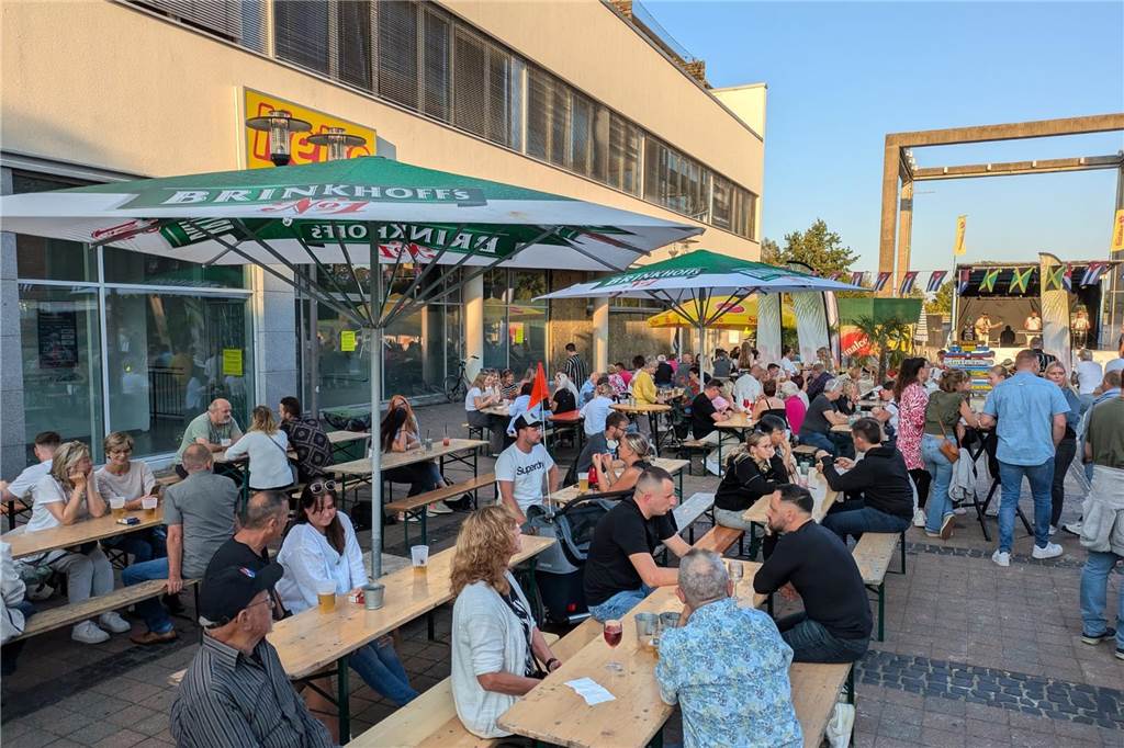 "Dorsten karibisch" fand bei schönstem Spätsommer-Wetter auf dem Platz der Deutschen Einheit statt.