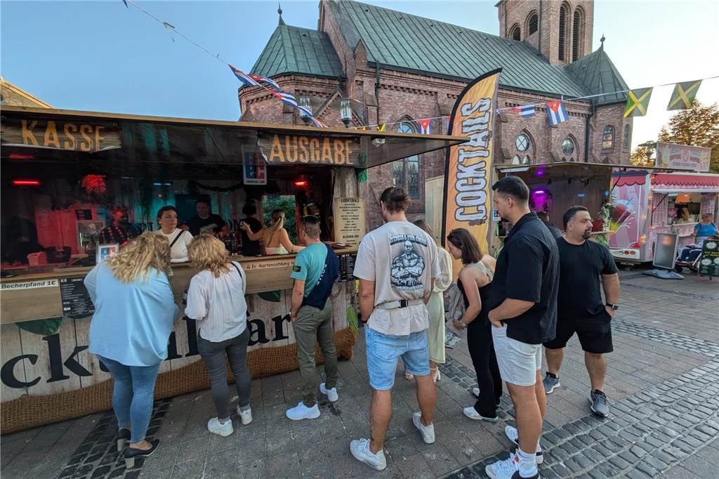 "Dorsten karibisch" fand bei schönstem Spätsommer-Wetter auf dem Platz der Deutschen Einheit statt.