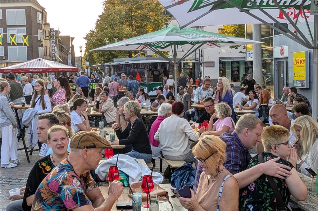 "Dorsten karibisch" fand bei schönstem Spätsommer-Wetter auf dem Platz der Deutschen Einheit statt.