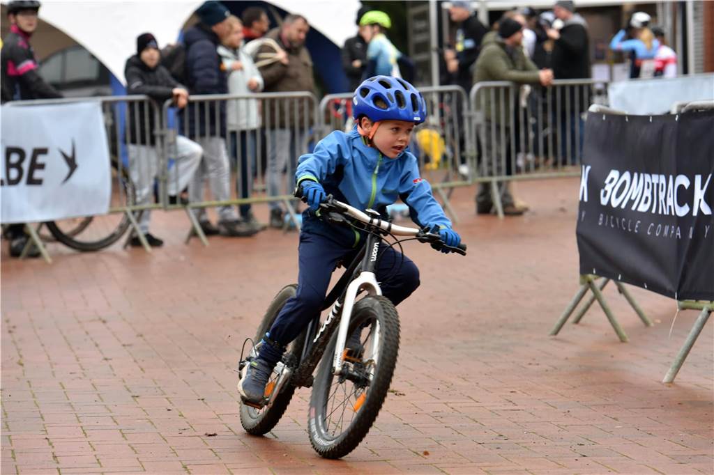 Dorstener CycloCrossCup 2024 des RSC Dorsten rund um und durch das Gemeinschaftshaus Wulfen, 10.11.2024