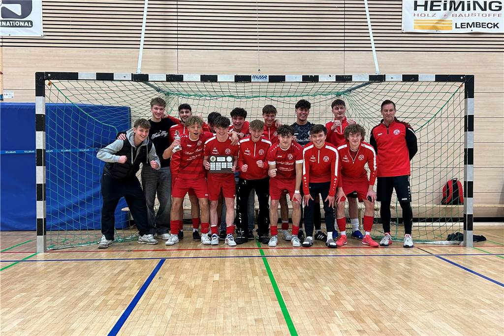 Fünfmal Rot bei den A-Junioren: Dorstener Titelkämpfe waren eigentlich friedlich Dorstener Hallenstadtmeister der A-Junioren 2025: das Team des SV Schermbeck mit Trainer Sascha Fichtel (r.).