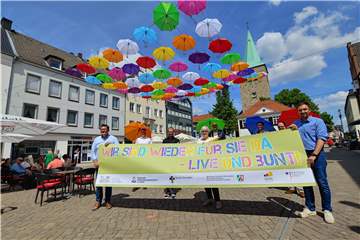 Dorstener Kaufleute, Citymanagement, Stadtagentur und Bürgermeister freuen sich über die vielen neuen Farbkleckse in der Innenstadt. Die Idee hatte Manfred Hürland (l.), Sprecher der Dorstener Kaufmannschaft.