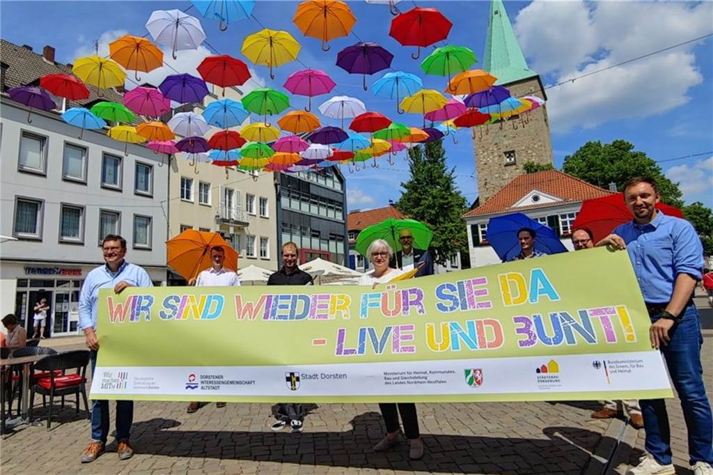 „Schirm-Installation“ wird das „Wort des Jahres 2021“ in Dorsten Dorstener Kaufleute, Citymanagement, Stadtagentur und Bürgermeister freuen sich über die vielen neuen Farbkleckse in der Innenstadt. Die Idee hatte Manfred Hürland (l.), Sprecher der Dorstener Kaufmannschaft.