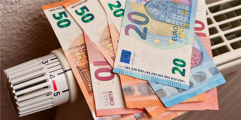 Dorstens Gas-Grundversorger Eon kündigt die nächste Preiserhöhung an Geldscheine liegen auf einer Heizung.