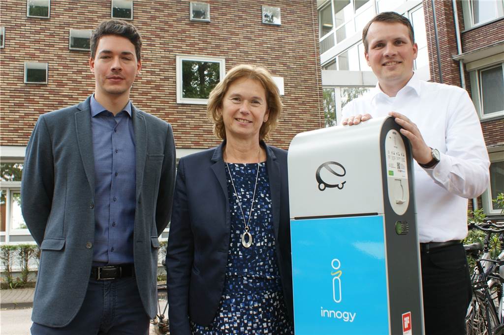 Sieben neue Ladesäulen für Elektroautos sind in Dorsten am Netz Dorstens Klimaschutzmanager Sebastian Cornelius, innogy-Kommunalbetreuerin Maria Allnoch und Bürgermeister Tobias Stockhoff (v.l.) nach der Unterzeichnung des Vertrags zur Errichtung von elf Ladesäulen für Elektroautos