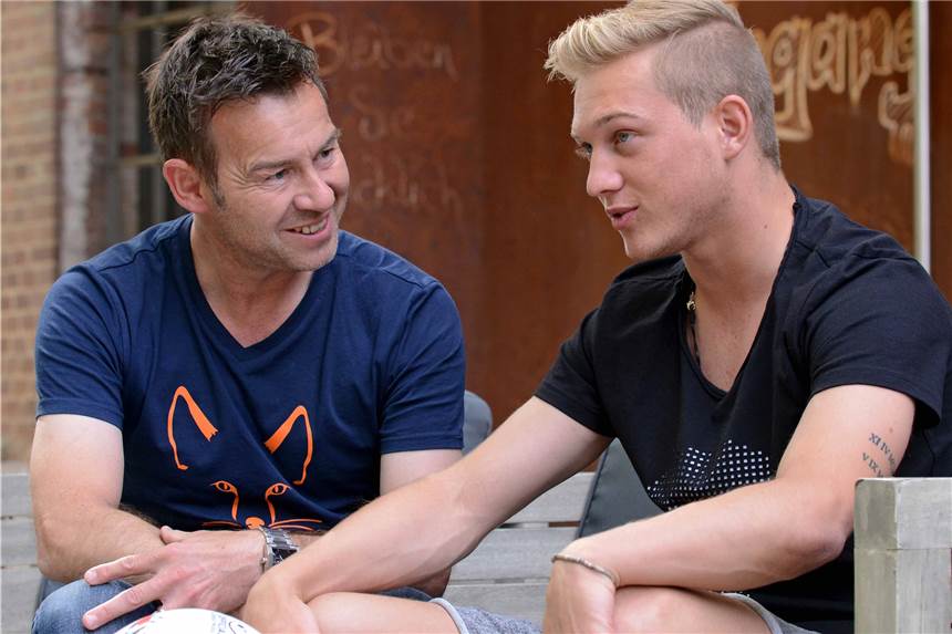 Dorstener Fußballer gelingt sein erstes Profi-Tor für den MSV Duisburg Dorstens Sportkoordinator Michael Maiß (l.) führte vor vier Jahren ein Interview mit Max Jansen.