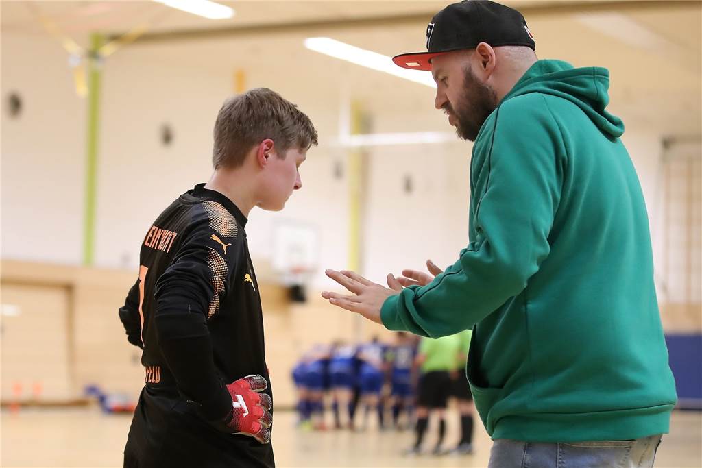 Mit Video und Bildern: Purer Jubel bei der DJK Eintracht Dorstfeld - Alle Spiele, alle Stimmen Dorstfelds Co-Trainer redet auf seine Keeperin vor dem entscheidenden Achtmeterschießen ein.