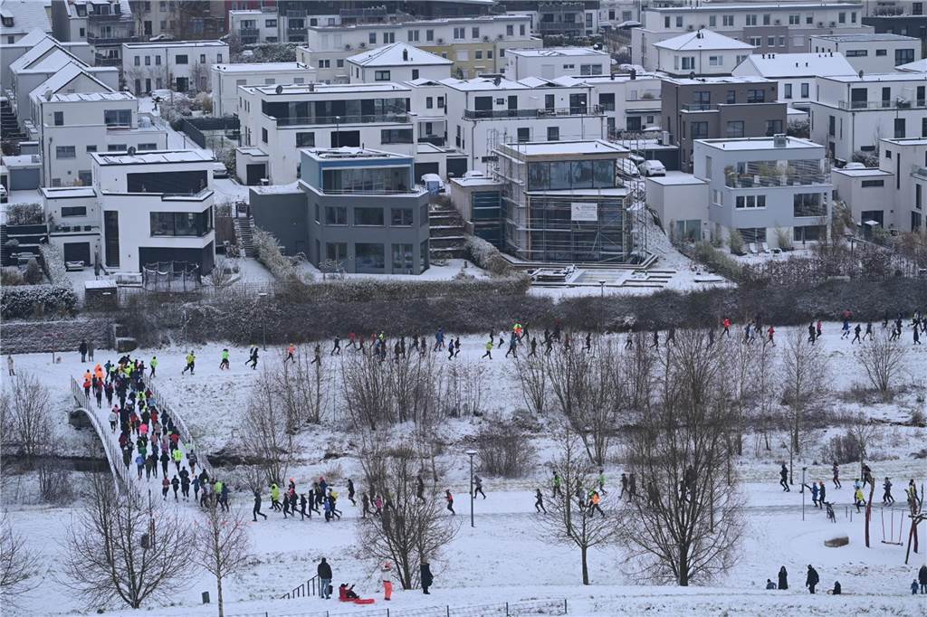 Dort fand der Neujahrslauf statt. Der Schnee hielt die Läufer aber nicht ab, ihre Runden um den See zu laufen.
