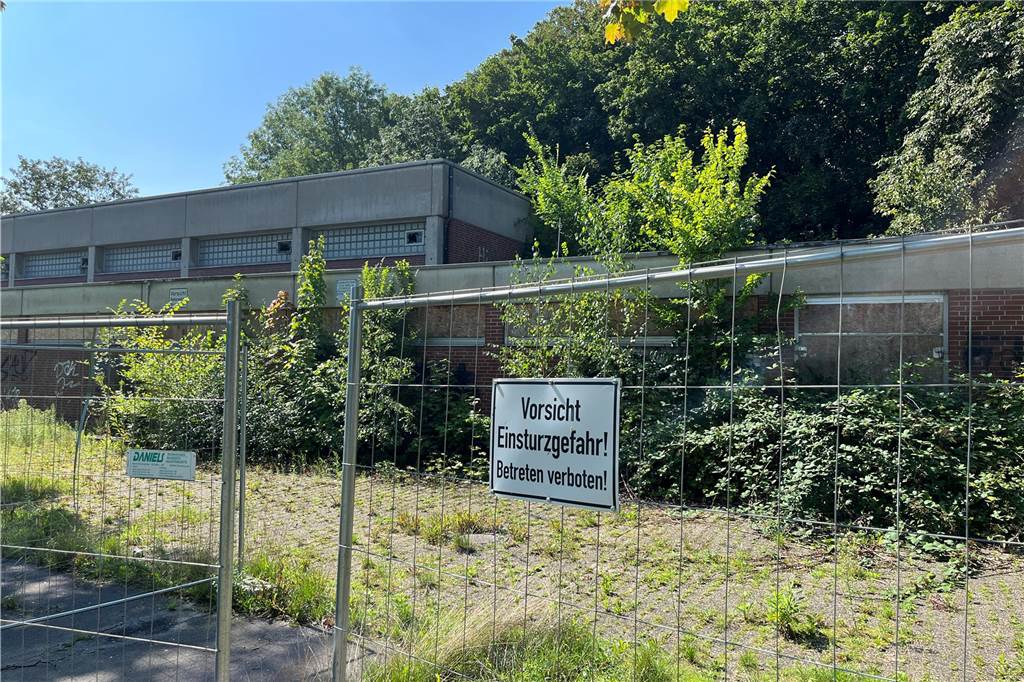 Flüchtlingswohnungen und Kita in alter Hauptschule Wethmar Dort, wo die Geschosswohnungen und Mietreihenhäuser gebaut werden sollen, besteht derzeit Einsturzgefahr. Das Gebäude ist verlassen und abgezäunt.