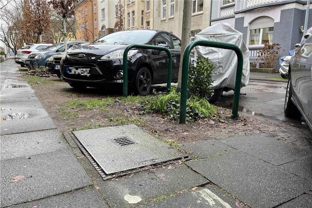 Parkende Autos an der Liebigstraße