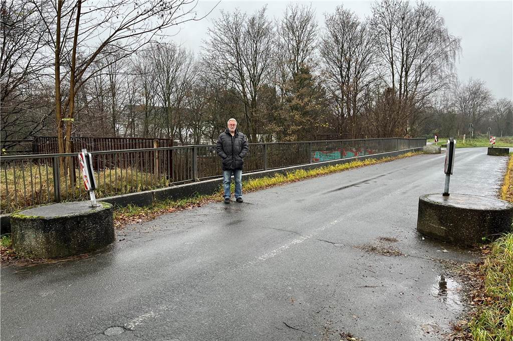 Dort, wo Gerhard Kischkat steht, stand die Betonabsperrung vorher. Durch einen Unfall im Mai sei die Absperrung verschoben worden. Seitdem habe sich nichts getan. 