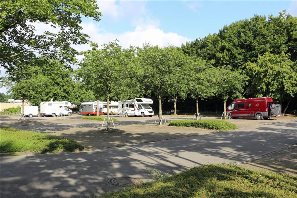 Wohnmobile stehen auf dem Parkplatz am Losbergstadion