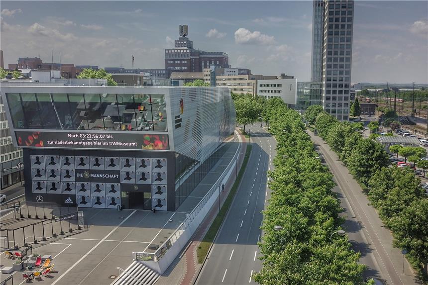 Die Fassade des DFB-Fußballmuseum wird zum riesigen Paninibild Dort, wo jetzt noch Schattenbilder die Fassade des Fußballmuseums zieren, werden am Dienstag die Köpfe der WM-Fahrer aufgeklebt.