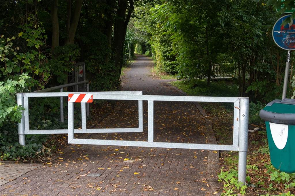 Entfernte Poller sorgen für Beschwerden in Südlohn Dort, wo Poller und Umlaufsperren Sinn machen, können sie weiter genehmigt werden. Ansonsten muss eine Vielzahl an solchen Sperreinrichtungen auf Flächen, die vom Radverkehr genutzt wird, nun abgebaut werden, da sie besondere Gefahrenquellen für Radfahrer darstellen.