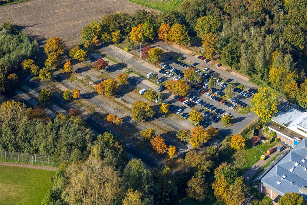Dort, wo seit dem Sommer wieder Autos parken dürfen, stand viele Monate die Zeltstadt. Die Notunterkunft am LAFP in Bork hat zum 30. Juni dieses Jahres geschlossen. Bereits Ende Mai hatten alle Bewohner die Einrichtung des Landes NRW verlassen. Die Notunterkunft haben zuletzt bis zu 500 männliche Geflüchtete aus Drittstaaten gelebt. Ursprünglich war die Einrichtung 2022 für Flüchtlinge aus der Ukraine auf einem Parkplatz des Polizei-Ausbildungszentrums errichtet worden. Vor dem Hintergrund einer steigenden Zahl von Asylsuchenden wurden dort dann später aber auch Geflüchtete aus Drittstaaten untergebracht. Bereits 2015/2016 im Zuge der großen Flüchtlingswelle hatte an gleicher Stelle schon einmal eine Unterkunft in Form von Leichtbauhallen gestanden.