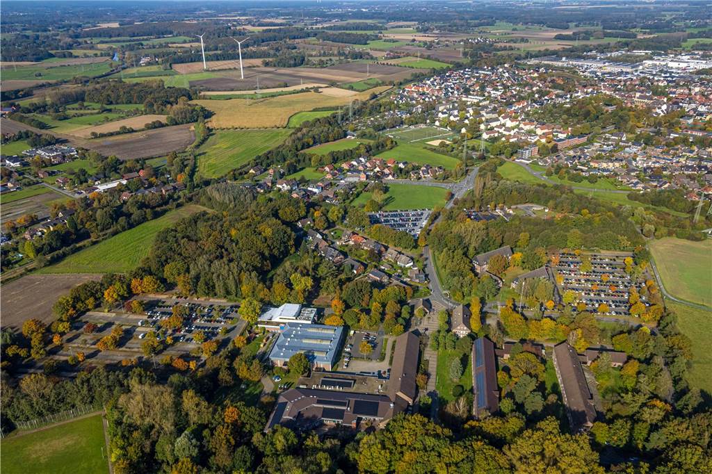 Dort, wo seit dem Sommer wieder Autos parken dürfen, stand viele Monate die Zeltstadt. Die Notunterkunft am LAFP in Bork hat zum 30. Juni dieses Jahres geschlossen. Bereits Ende Mai hatten alle Bewohner die Einrichtung des Landes NRW verlassen. Die Notunterkunft haben zuletzt bis zu 500 männliche Geflüchtete aus Drittstaaten gelebt. Ursprünglich war die Einrichtung 2022 für Flüchtlinge aus der Ukraine auf einem Parkplatz des Polizei-Ausbildungszentrums errichtet worden. Vor dem Hintergrund einer steigenden Zahl von Asylsuchenden wurden dort dann später aber auch Geflüchtete aus Drittstaaten untergebracht. Bereits 2015/2016 im Zuge der großen Flüchtlingswelle hatte an gleicher Stelle schon einmal eine Unterkunft in Form von Leichtbauhallen gestanden.