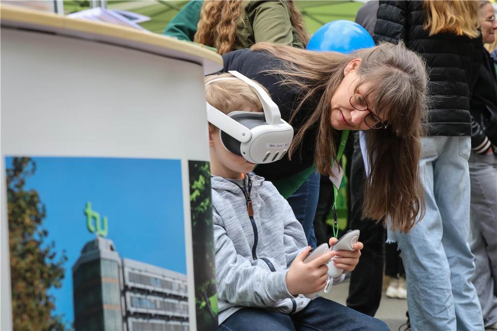 Ein Junge hat eine VR-Brille auf.