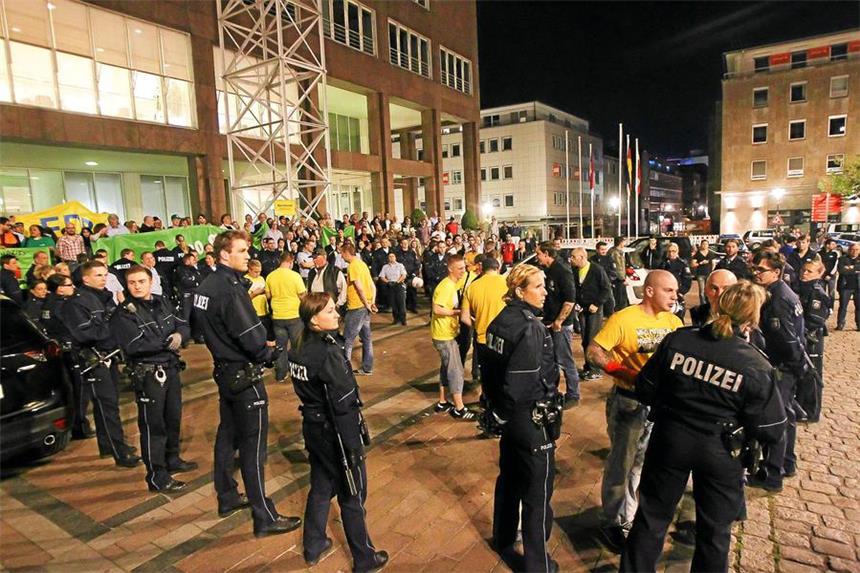 Rathaus-Krawalle: Ermittler haben 68 Personen im Fokus Dortmund am Abend der Kommunalwahl (25. Mai): Etwa 20 Rechtsradikale versuchten gewaltsam in das Rathaus zu gelangen - ein Großaufgebot der Polizei rückte an.