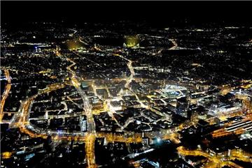 Dortmund ist ein tolle Stadt – nicht nur nachts. Damit dass auch alle anderen so sehen, plant der Verein „Initiative Dortmund“ eine Imagekampagne. Das Konzept steht im Prinzip, allerdings ist die Finanzierung noch nicht gesichert. Das Luftbild zeigt die City aus Richtung Norden. Oben in der Bildmitte ist der illuminierte Signal Iduna Park zu sehen.