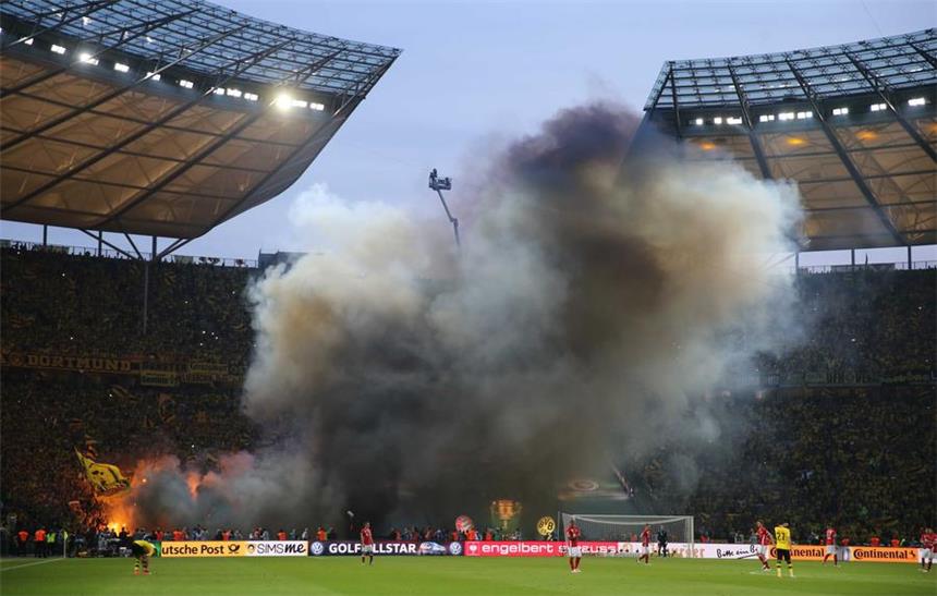 Hohe Geldstrafe für BVB - Teilausschluss droht Dortmunder Anhänger hatten am 21. Mai im Olympiastadion massiv Pyrotechnik gezündet.