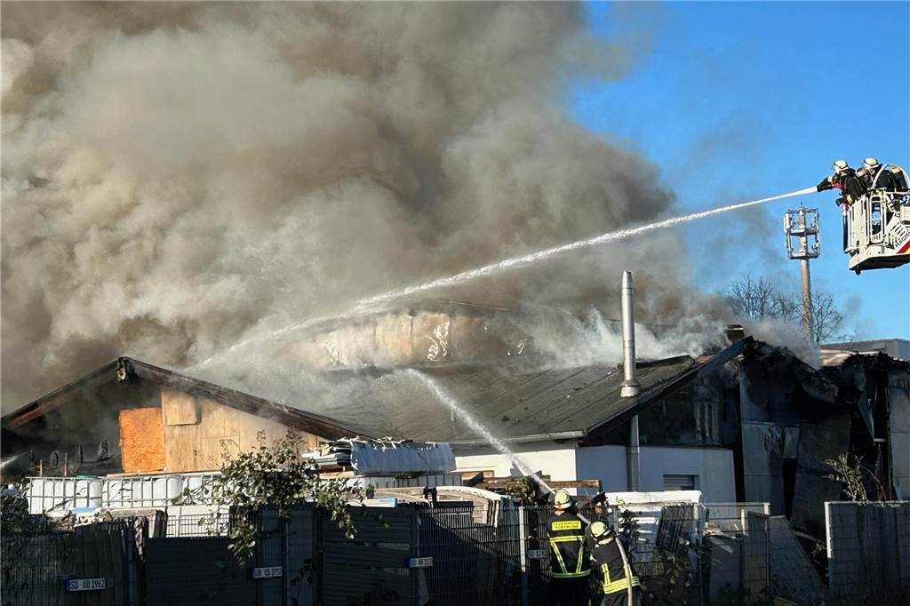 Große Rauchwolke von der Dortmunder City aus sichtbar: Feuerwehr bekämpft Brand in der Dechenstraße Dortmunder Feuerwehrmänner im Einsatz gegen die Flammen.