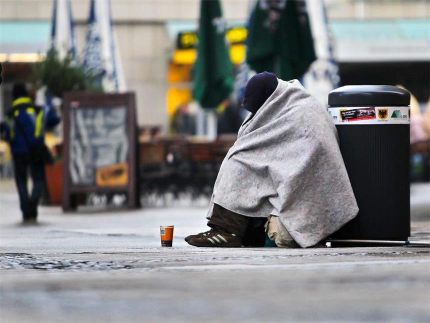 NRW-Vergleich: So arm sind die Dortmunder Dortmunder gehören zu den ärmsten Bürgern NRWs. Auf dem Westenhellweg sitzen täglich viele Bettler und bitten um kleine Spenden.