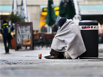 Dortmunder gehören zu den ärmsten Bürgern NRWs. Auf dem Westenhellweg sitzen täglich viele Bettler und bitten um kleine Spenden.