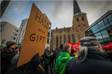 Dortmunder haben in den vergangenen Tagen bei Demos und Mahnwachen wie hier an der Petrikirche deutlich Flagge gegen rechte Hetze gezeigt.