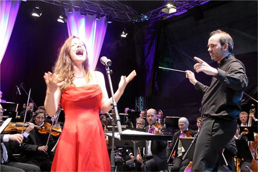3500 Besucher feierten italienische Nacht Dortmunder Sängerin Eleonore Marguerre und Dirigent Rasmus Baumann beim Abschlusskonzert