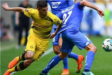 Dortmunds Christian Pulisic (l.) und Hoffenheims Andrej Kramaric kämpfen um den Ball. Foto: Uwe Anspach