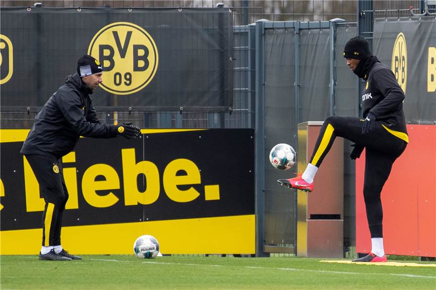 BVB-Verteidiger Zagadou verletzt – aber um Operation herumgekommen Dortmunds Dan-Axel Zagadou (r.) absolviert mit Athletiktrainer Johannes Wieber ein individuelles Programm. (Archiv)