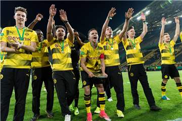 Dortmunds Dzenis Burnic (M.) jubelt 2017 mit seinen Mannschaftskameraden und hält die U19-Meisterschale in der Hand.
