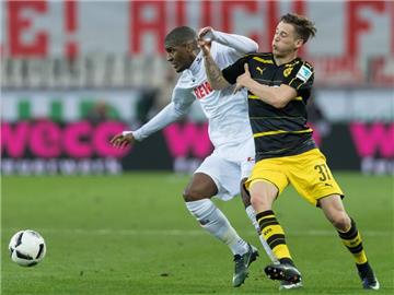 Dortmunds Erik Durm (r) und Kölns Anthony Modeste kämpfen um den Ball. Foto: Guido Kirchner