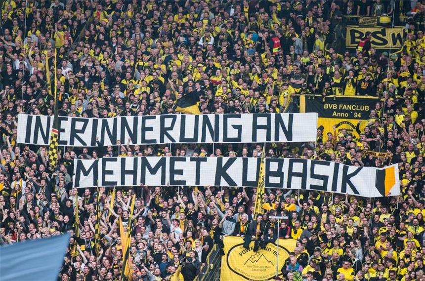 BVB-Fans gedenken NSU-Opfer Mehmet Kubasik Dortmunds Fans gedachten beim Heimspiel gegen Werder Bremen mit einem Transparent dem vom NSU ermordeten Dortmunder Kioskbesitzer Mehmet Kubasik.