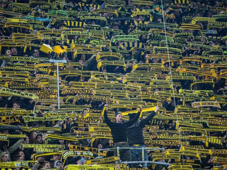 Dortmunder OK-Chef nach Tragödie: «Es war sehr bewegend» Dortmunds Fans halten zum Ende des Spiels ihre Schals in die Höhe und singen «You'll never walk alone». Foto: Bernd Thissen
