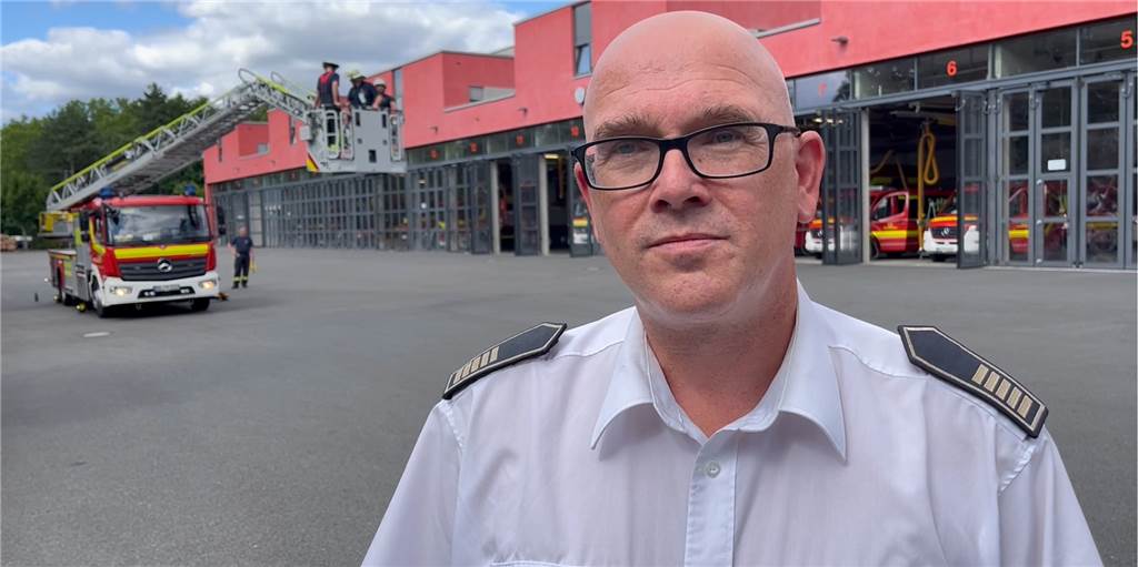 Feuerwehr-Chef will Dortmund auf mögliche Katastrophe vorbereiten Dortmunds Feuerwehr-Chef Dirk Aschenbrenner steht vor einem Einsatzwagen mit Drehleiter.