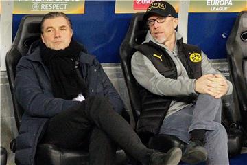 Dortmunds Manager Michael Zorc und Cheftrainer Peter Stöger (r.). Foto: Krugfoto/APA