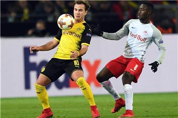 Dortmunds Mario Götze (l) und der Salzburger Diadie Samassekou am Ball. Foto: F. Gambarini/Archiv